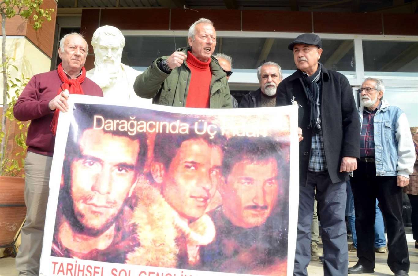 Celal Şengör'ü protesto ettiler haberi